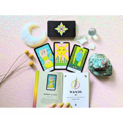 Карти Таро Райдужного Місяця - Rainbow Moon Tarot. Rockpool Publishing
